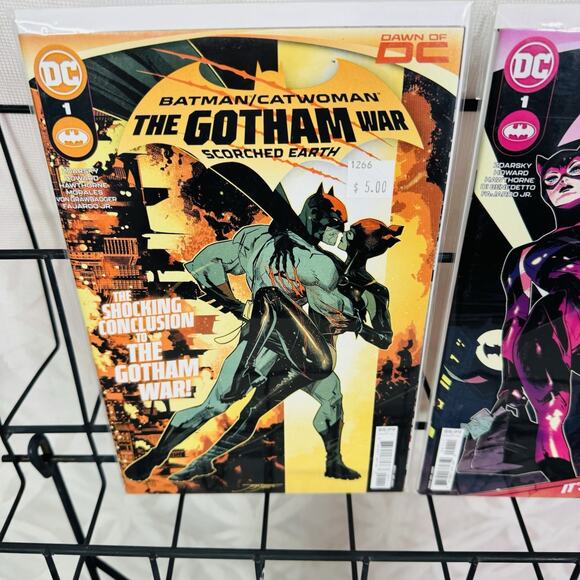 Batman Catwoman Gotham War Scorched Earth, Battle Lines & CW 57-58 Lot - Picture 2 of 5